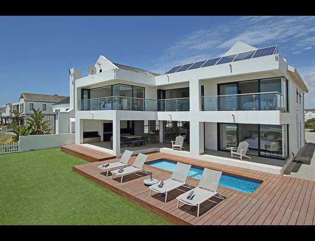 6 BEDROOM HOUSE FOR SALE IN GOLDEN MILE